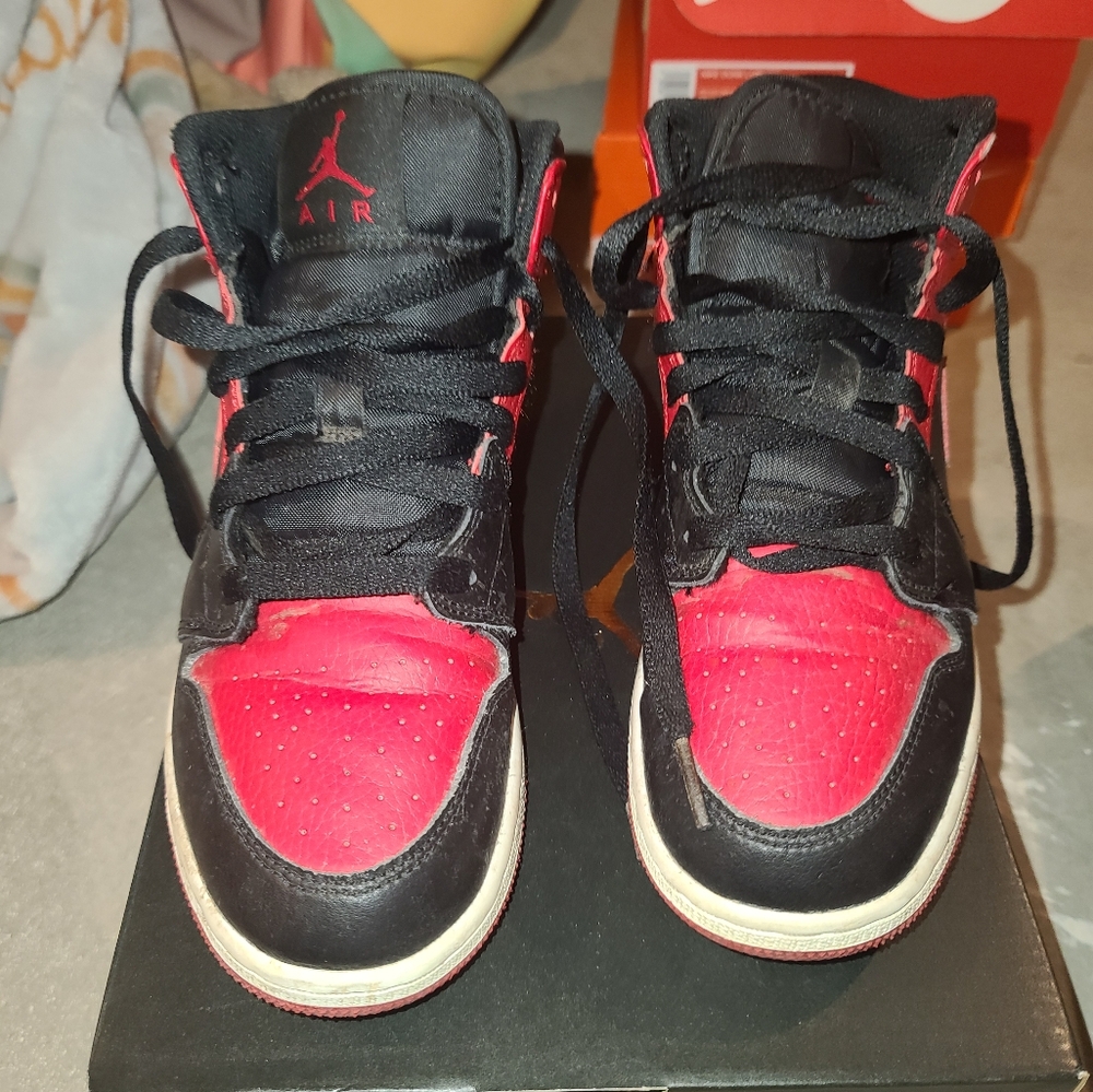 Bred Jordan 1 Mid